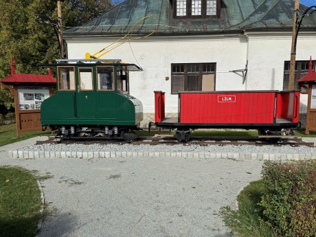 023_pamätník lesnej železničky v Ľubochni
