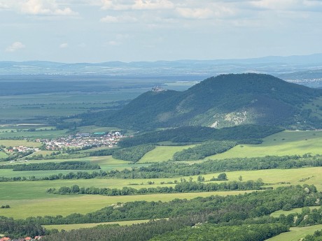 022_pohľad z rozhľadne na Plavecký hrad