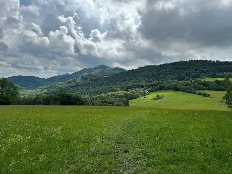 008_pohľad na Biely vrch Chmeľovú a Babky