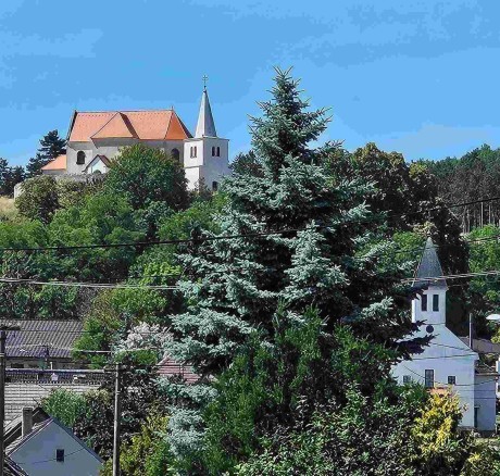 30 Pohľad na kostol z obce