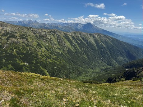 01_010_pohľad na Kamenistú dolinu a Vysoké Tatry