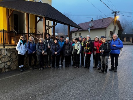 001_prezenčka pred kostolom v Dolnej Porube
