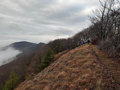 010_zostup po hrebeni, niekde vzadu je aj Omšenská baba