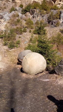 06_Megoňky_kamenné gule