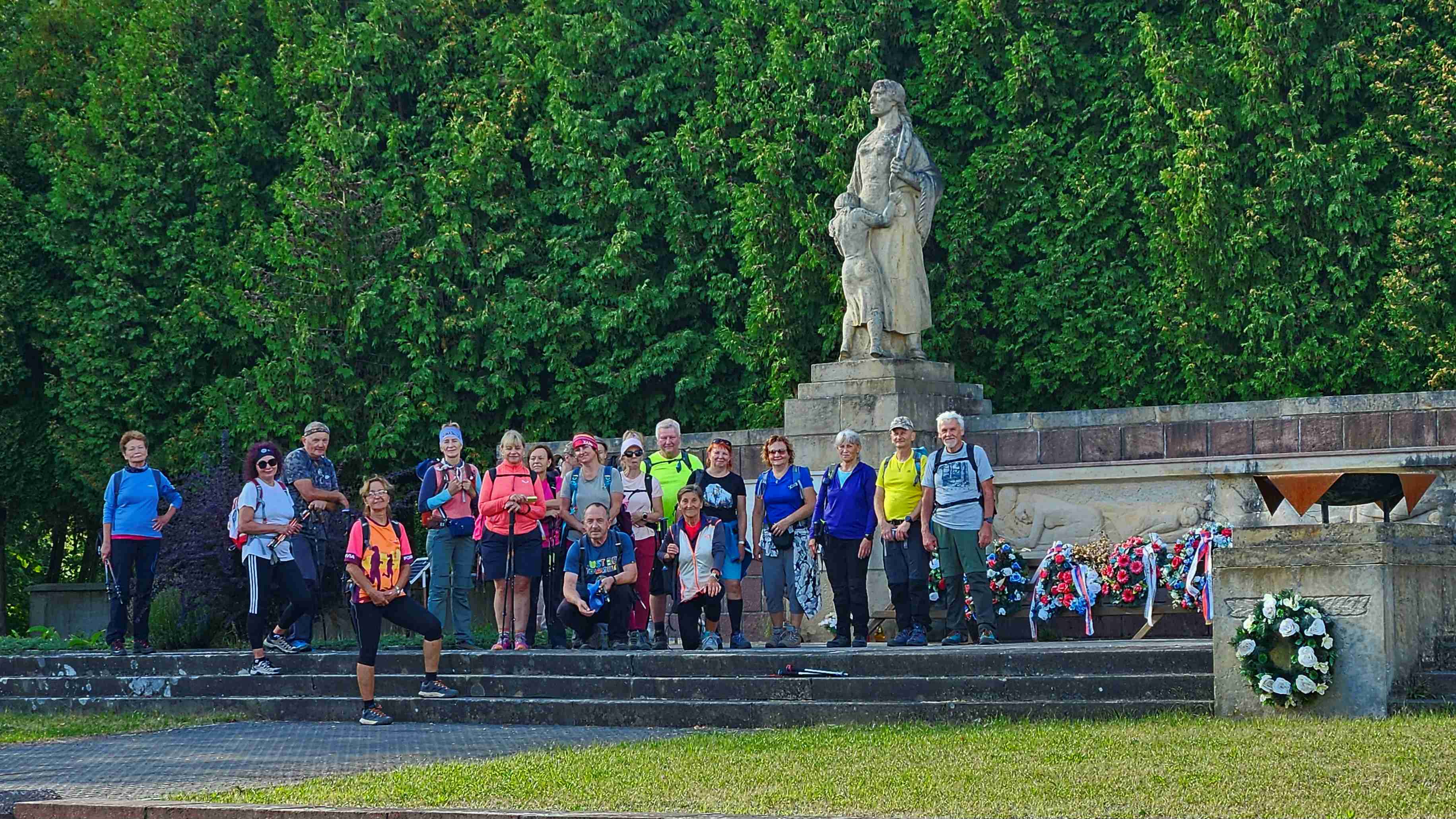 35_Pred pamätníkom obetiam v Kľaku
