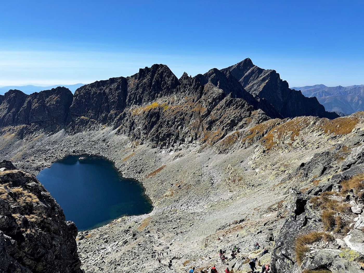 21_010_Vyšné Wahlenbergove pleso s Ostrou, Krátkou a Kriváňom