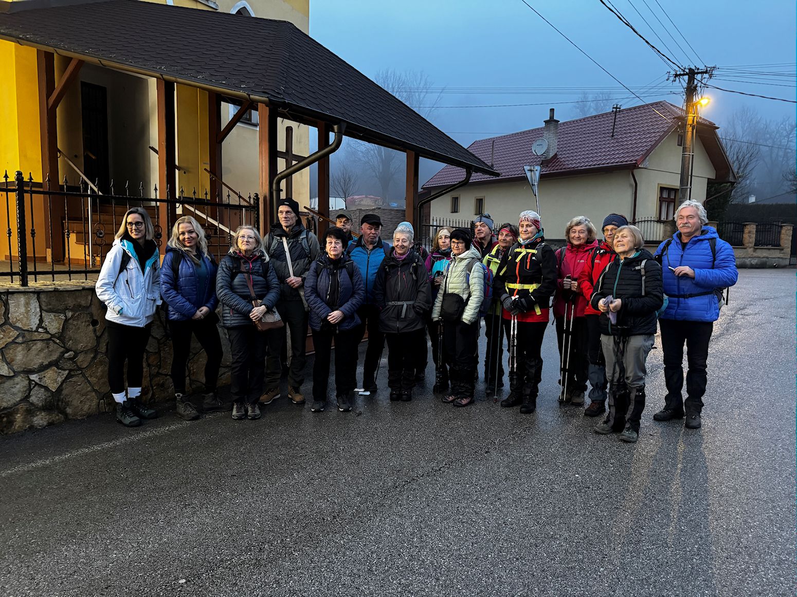 001_prezenčka pred kostolom v Dolnej Porube