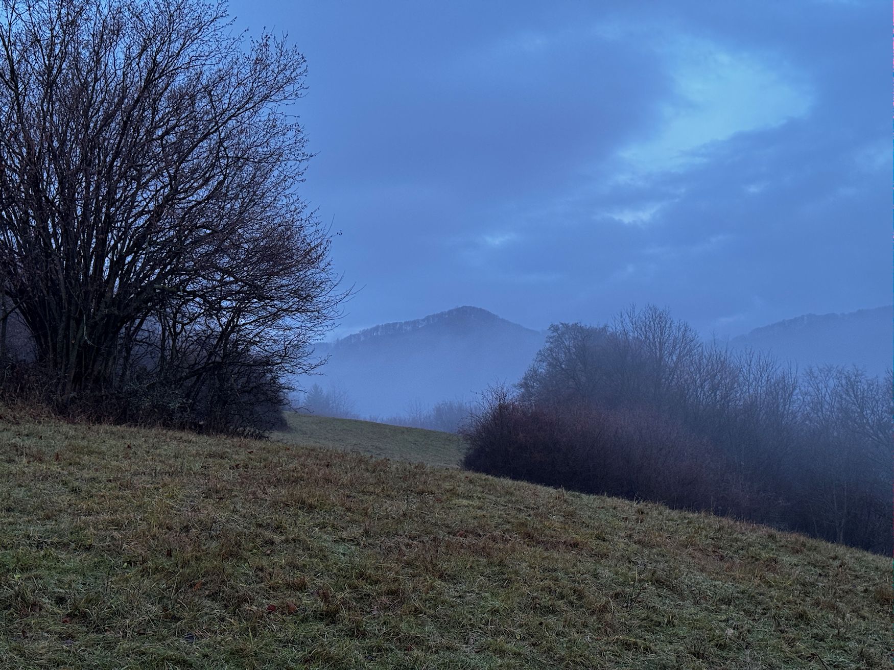 002_Slopský vrch sa ukazuje z hmly