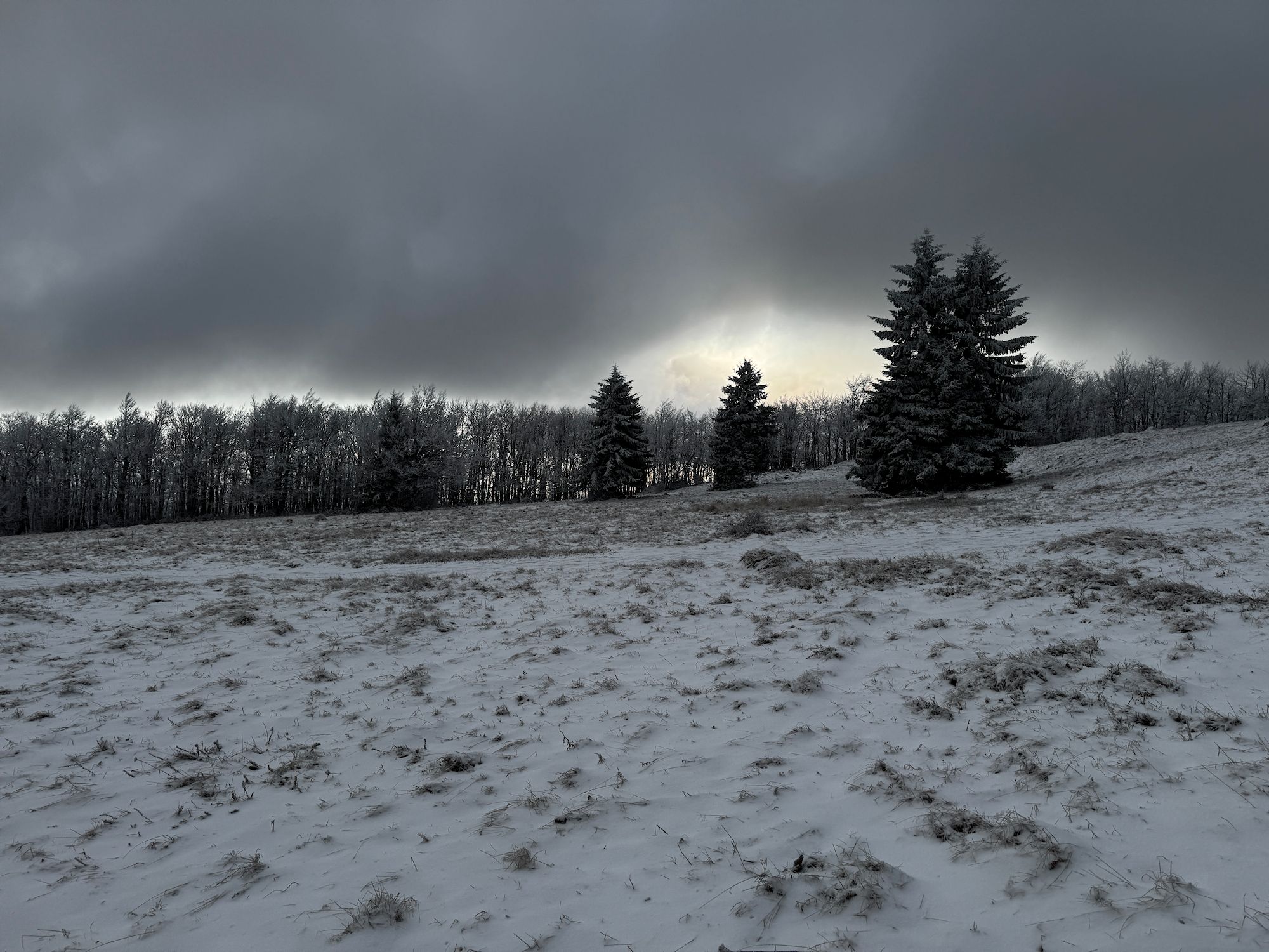 004_na lúke_slnko sa pokúša dostať cez oblaky