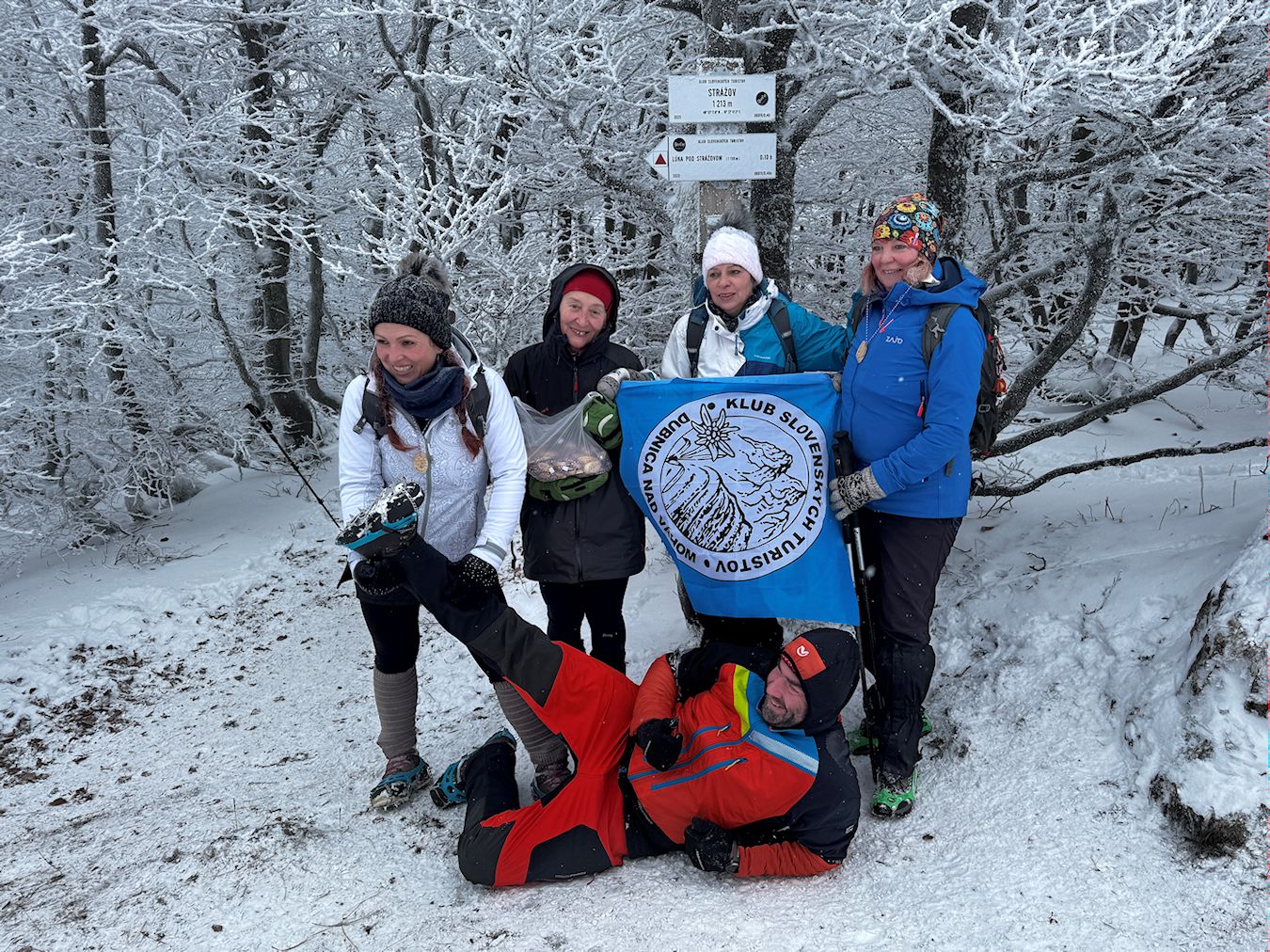 012_ešte že päť minút nastavovali vlajku