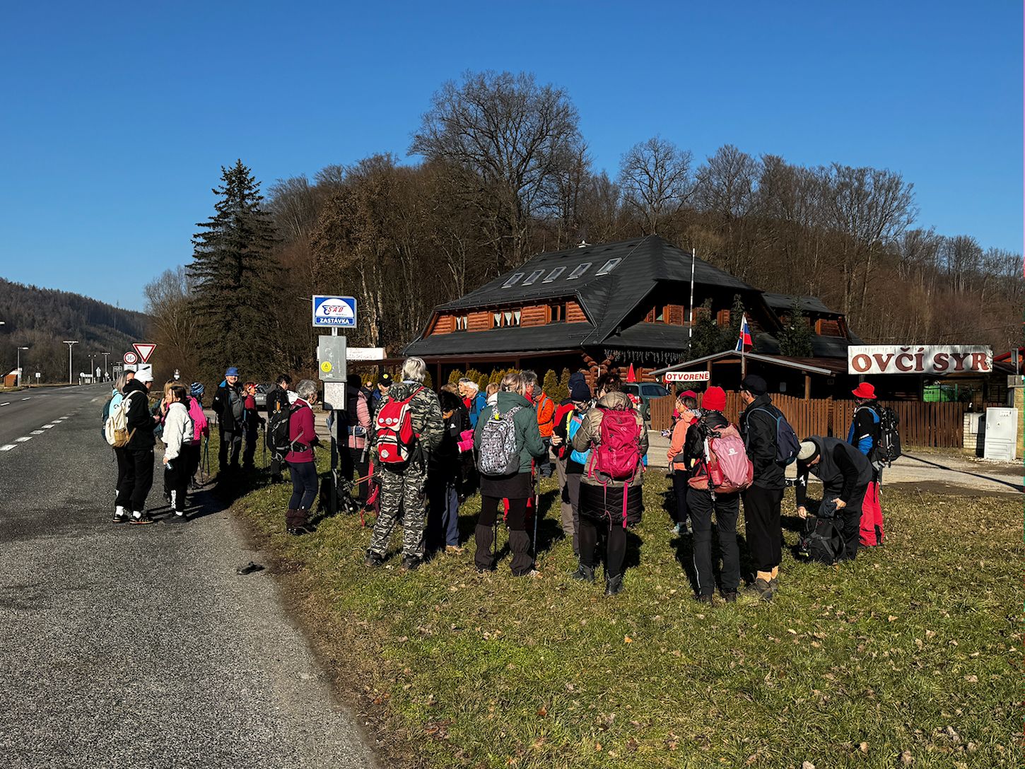 001_Drietoma Liešna, rázc_ na zastávke